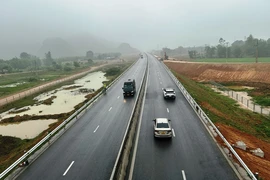 Phương tiện lưu thông trên một đoạn tuyến Cao tốc Bắc-Nam được thông xe đưa vào vận hành, khai thác. (Ảnh: Việt Hùng/Vietnam+)