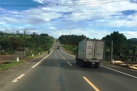 Phương tiện lưu thông trên tuyến đường Hồ Chí Minh đoạn qua địa bàn khu vực Tây Nguyên. (Ảnh: Việt Hùng/Vietnam+)