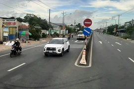 Phương tiện lưu thông trên một đoạn tuyến đường quốc lộ. (Ảnh: Việt Hùng/Vietnam+)