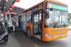 Tuyến xe buýt chất lượng cao số 86 (Ga Hà Nội-Sân bay Nội Bài) thu hút rất đông hành khách lựa chọn làm phương tiện lại giữa trung tâm Hà Nội với Cảng Hàng không Quốc tế Nội Bài. (Ảnh: Việt Hùng/Vietnam+)