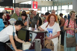 Hành khách làm thủ tục bay tại Sân bay Quốc tế Nội Bài. (Ảnh: PV/Vietnam+)