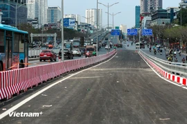 Hạng mục cầu vượt thép Mai Dịch đã được hoàn thành và dự kiến thông xe vào ngày 6/5 tới. (Ảnh: PV/Vietnam+)