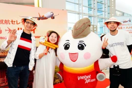 Những hàng khách đầu tiên trên đường bay kết nối giữa Hà Nội và Hiroshima của Vietjet. (Ảnh: PV/Vietnam+)