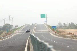 Phương tiện lưu thông trên tuyến đường Cao tốc Cao Bồ-Mai Sơn. (Ảnh: Việt Hùng/Vietnam+)