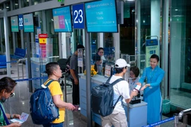 Những hành khách đầu tiên trên chuyến bay giữa Việt Nam và Philippines. (Ảnh: PV/Vietnam+)
