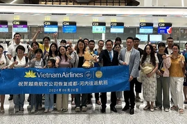 Những hành khách đầu tiên trên đường bay giữa Hà Nội-Thành Đô (Trung Quốc). (Ảnh: PV/Vietnam+)