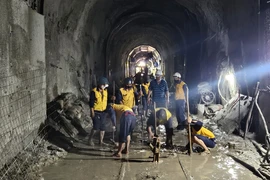 Một hầm đường sắt bị sạt lở và đang được gia cố. (Ảnh: PV/Vietnam+)
