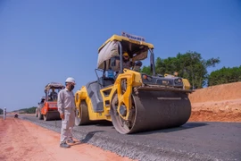 Nhà thầu thi công nền đường một đoạn tuyến Dự án đường bộ cao tốc Bắc-Nam phía Đông giai đoạn 2021-2025. (Ảnh: Việt Hùng/Vietnam+)