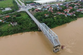 Cầu Phong Châu bị sập và sẽ được đầu tư xây dựng bằng cây cầu mới. (Ảnh: PV/Vietnam+)