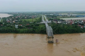 Cầu Phong Châu mới sẽ được đầu tư xây dựng thay cầu cũ bị sập. (Ảnh: PV/Vietnam+) 