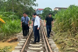 Đường sắt Yên Viên-Lào Cai bị sạt lở nặng nề, còn trơ mỗi đường ray. (Ảnh: PV/Vietnam+)