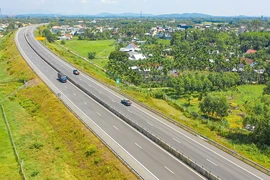 Phương tiện lưu thông trên tuyến đường cao tốc Đà Nẵng-Quảng Ngãi. (Ảnh: PV/Vietnam+)