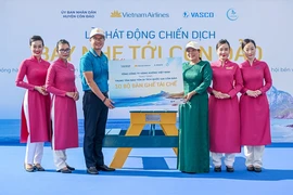 Đại diện Vietnam Airlines trao tặng Ủy ban Nhân dân Côn Đảo 10 bộ bàn ghế từ các sản phẩm tái chế. (Ảnh: PV/Vietnam+)