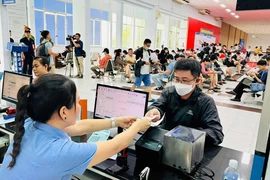 Hành khách mua vé tàu Tết Nguyên đán Ất Tỵ thành công tại Ga Sài Gòn. (Ảnh: PV/Vietnam+)