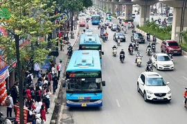 Xe buýt vẫn là phương tiện vận tải công cộng chủ lực của thành phố Hà Nội. (Ảnh: PV/Vietnam+)