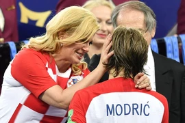 Tổng thống Croatia Kolinda Grabar-Kitarovic an ủi đội trưởng Luka Modric. (Nguồn: AP)