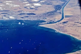 Tàu thuyền chuẩn bị di chuyển qua Kênh đào Suez, Ai Cập. (Ảnh: AFP/TTXVN)