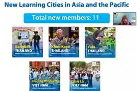 Màn hình thời điểm công bố 2 thành phố của Việt Nam là Thành phố Hồ Chí Minh và thành phố Sơn La, tỉnh Sơn La được công nhận là thành viên “Mạng lưới thành phố học tập toàn cầu”. (Ảnh: TTXVN phát)