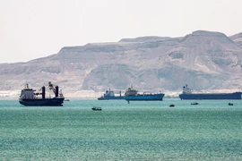 Tàu thuyền chờ qua Kênh đào Suez. (Ảnh: AFP/TTXVN)