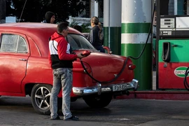 Người dân đổ xăng cho xe ô tô tại trạm xăng ở La Habana, Cuba, ngày 31/1/2024. (Ảnh: AFP/TTXVN)