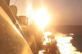 Tàu khu trục USS Carney bắn hạ một máy bay không người lái do Yemen phóng trên Biển Đỏ, tháng 12/2023 (Ảnh: USN)
