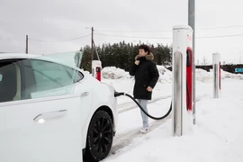 Xe điện của hãng Tesla được sạc tại một trạm ở Jessheim, Na Uy. (Ảnh: AFP/TTXVN)