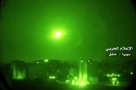 Hình ảnh do Đài truyền hình Syria đăng phát cho thấy hệ thống phòng không nước này đánh chặn tên lửa của Israel trên không phận Syria tháng 12/2023. Ảnh: AFP/TTXVN)