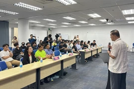 Đại sứ Việt Nam tại Singapore Mai Phước Dũng phát biểu tại sự kiện. (Ảnh: Tất Đạt/TTXVN)