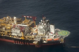 Một tàu chở dầu di chuyển trên Đại Tây Dương, ngoài khơi bờ biển Angola. (Ảnh: AFP/TTXVN)