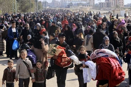 Người dân rời bỏ nhà cửa đi lánh nạn tại miền Nam Dải Gaza ngày 26/1/2024. (Ảnh: AFP/TTXVN)