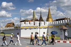 Khách du lịch thăm quan Cung điện Hoàng gia Thái Lan ở thủ đô Bangkok. (Ảnh: AFP/TTXVN)