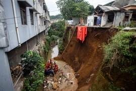 Lực lượng cứu hộ tìm kiếm nạn nhân sau vụ lở đất tại Bogor, Tây Java, Indonesia, ngày 18/2/2024. Ảnh minh họa. (Nguồn: AFP/TTXVN)