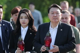 Đệ nhất phu nhân Kim Keon Hee (trái) và Tổng thống Hàn Quốc Yoon Suk Yeol trong chuyến thăm Ukraine, ngày 15/7/2023. (Ảnh: Yonhap/TTXVN)