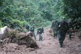 Bộ đội biên phòng Quang Long (Cao Bằng) trên đường tuần tra đường biên, mốc giới. (Ảnh: Chu Hiệu/TTXVN)