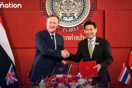Ngoại trưởng Anh David Cameron và Phó Thủ tướng kiêm Bộ trưởng Bộ Ngoại giao Thái Lan Parnpree Bahiddha-Nukara tại Lễ ký kết. (Ảnh: The Star) 