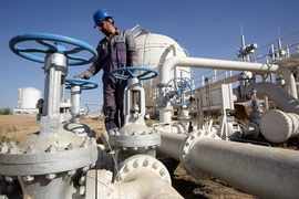Nhân viên kiểm tra đường ống tại giếng dầu Bai Hassan ở thành phố Kirkuk, Iraq. (Ảnh: AFP/TTXVN)