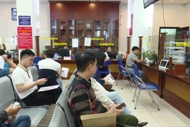 Người dân xếp hàng đăng ký làm thủ tục đất đai rất đông tại Chi nhánh Văn phòng đăng ký đất đai quận Hà Đông. (Ảnh: TTXVN phát)