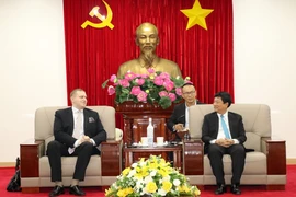 Chủ tịch UBND tỉnh Bình Dương Võ Văn Minh và ông Urs Unkauf, Giám đốc điều hành Mạng lưới Kinh tế Toàn cầu BWA của Đức tại buổi tiếp, làm việc. (Ảnh: TTXVN phát)