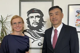 Đại sứ Dương Hoài Nam và Chủ tịch Đảng Cộng sản Séc-Morava Katerina Konecna. (Ảnh: Ngọc Biên/TTXVN)