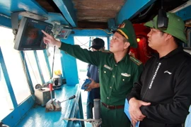 Kiểm tra thiết bị định vị tàu cá tại Nam Định. (Ảnh: Nguyễn Lành/TTXVN)