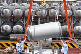 Nhân viên làm việc bên cạnh các bồn chứa khí tự nhiên hóa lỏng (LNG) tại một nhà máy ở Tây An, tỉnh Thiểm Tây, Trung Quốc. (Nguồn: Reuters)