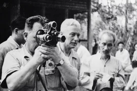 Chủ tịch Hồ Chí Minh và đạo diễn Roman Karmen cùng nhà quay phim Vladimir Yeshurin trong quá trình quay bộ phim tài liệu "Việt Nam" năm 1954. (Nguồn: Sputnik)