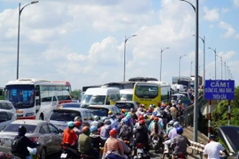Ùn tắc giao thông kéo dài tại khu vực cầu Rạch Miễu. (Ảnh: Huỳnh Phúc Hậu/TTXVN)