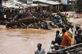 Cảnh ngập lụt sau những trận mưa lớn tại Nairobi, Kenya, ngày 24/4/2024. (Ảnh: AFP/TTXVN)