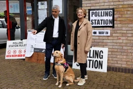 Thị trưởng London Sadiq Khan và vợ Saadiya Khan đứng bên ngoài khu vực bỏ phiếu trong cuộc bầu cử địa phương ở London, Anh ngày 2/5. (Nguồn: Reuters)