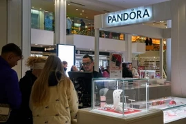 Vòng đeo tay gắn các hạt trang trí (charm) chiếm khoảng 60-70% doanh thu của Pandora. (Nguồn: Bloomberg)