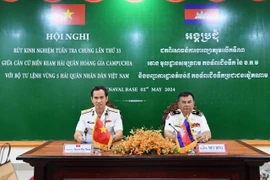 Chuẩn Đô đốc Nguyễn Hữu Thoan (bên trái) và Phó Đô đốc Mey Dina đồng chủ trì hội nghị rút kinh nghiệm tuần tra chung lần thứ 33. (Ảnh: Hoàng Minh/TTXVN)