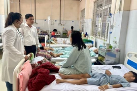 Lãnh đạo UBND thành phố Long Khánh (Đồng Nai) thăm hỏi, động viên các bệnh nhân nghi ngộ độc thực phẩm điều trị tại Bệnh viện đa khoa khu vực Long Khánh. (Ảnh: Lê Xuân/TTXVN)
