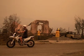 Các nhà báo đưa tin về hậu quả của đám cháy rừng lan vào khu Skyhawk ở Santa Rosa, California, Mỹ ngày 28/9/2020. (Nguồn: Reuters)