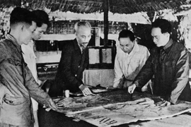 Cuối năm 1953, tại Việt Bắc, Chủ tịch Hồ Chí Minh và các đồng chí lãnh đạo Đảng quyết định mở chiến dịch Điện Biên Phủ, với quyết tâm tiêu diệt tập đoàn cứ điểm mạnh nhất của Pháp tại Điện Biên Phủ. (Ảnh: Tư liệu TTXVN)